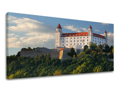 Obraz na plátne s motívom PANORÁMA SLOVENSKO, hrad, stromy, obloha, oblaky v bielo-modrých odtieňoch, pokojná atmosféra, vhodný do chodby – hlavný