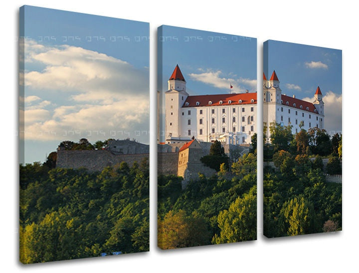 Klasický obraz na plátne s motívom SLOVENSKO, hrad, stromy, obloha, oblaky v bielo-modrých odtieňoch, pokojná atmosféra, príroda, trojdielné prevedenie – hlavný