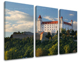 Klasický obraz na plátne s motívom SLOVENSKO, hrad, stromy, obloha, oblaky v bielo-modrých odtieňoch, pokojná atmosféra, príroda, trojdielné prevedenie – hlavný
