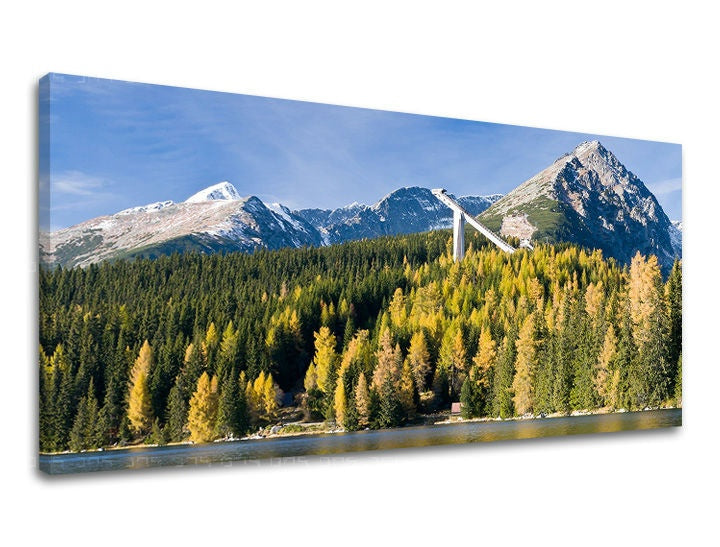Obraz na plátne s motívom PANORÁMA SLOVENSKO, hory, les, rieka, obloha v bielo-modrých odtieňoch, pokojná atmosféra, vhodný do obývačky – hlavný