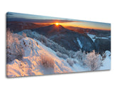 Klasický obraz na plátne s motívom PANORÁMA SLOVENSKO, hory, sneh, stromy, slnko v bielo-modrých odtieňoch, pokojná atmosféra, vhodný do kancelárie – hlavný