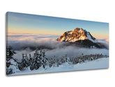 Industriálny obraz na plátne s motívom PANORÁMA SLOVENSKO, hora, sneh, oblaky, obloha v bielo-modrých odtieňoch, pokojná atmosféra, vhodný do kancelárie – hlavný