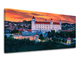 Klasický obraz na plátne s motívom PANORÁMA SLOVENSKO, hrad, panoráma mesta, západ slnka, obloha v bielo-oranžových odtieňoch, vhodný do kancelárie – hlavný