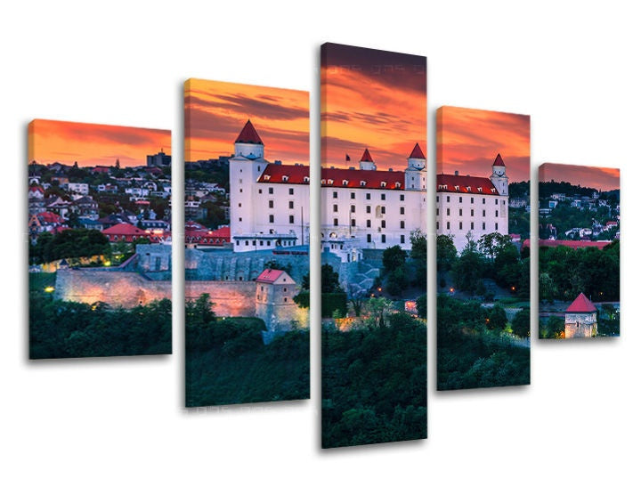 Klasický obraz na plátne s motívom SLOVENSKO, hrad, západ slnka, panoráma mesta, stromy v bielych odtieňoch, pokojná atmosféra, viacdielné prevedenie – hlavný