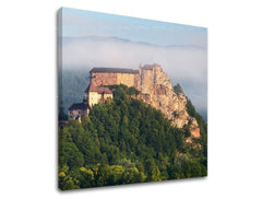Obraz na plátne s motívom SLOVENSKO, hrad, les, opar, krajina v bielo-modrých odtieňoch, pokojná atmosféra, príroda a samota, vhodný do pracovne – hlavný