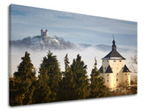 Klasický obraz na plátne s motívom SLOVENSKO, hrad, kostol, hmla, architektúra v bielo-sivých odtieňoch, pokojná atmosféra, príroda, vhodný do obývačky – hlavný