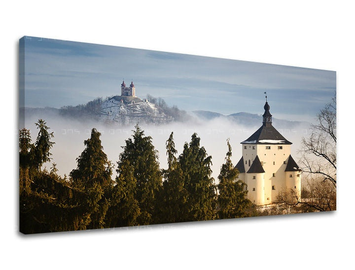 Obraz na plátne s motívom PANORÁMA SLOVENSKO, hmla, obloha, architektúra, detský motív v bielo-zelených odtieňoch, pokojná atmosféra – hlavný