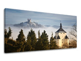 Klasický obraz na plátne s motívom PANORÁMA SLOVENSKO, hmla, obloha, architektúra, detský motív v bielo-zelených odtieňoch, pokojná atmosféra – hlavný