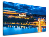Industriálny obraz na plátne s motívom SLOVENSKO, hrad, rieka, most, architektúra v modro-oranžových odtieňoch, pokojná atmosféra, vhodný do kancelárie – hlavný