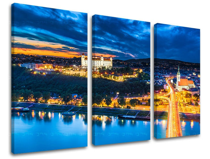 Klasický obraz na plátne s motívom SLOVENSKO, hrad, rieka, most, západ slnka v modro-zlatých odtieňoch, pokojná atmosféra, mestský život, trojdielné prevedenie – hlavný