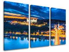 Klasický obraz na plátne s motívom SLOVENSKO, hrad, rieka, most, západ slnka v modro-zlatých odtieňoch, pokojná atmosféra, mestský život, trojdielné prevedenie – hlavný