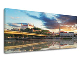 Klasický obraz na plátne s motívom PANORÁMA SLOVENSKO, hrad, rieka, most, architektúra v modro-oranžových odtieňoch, pokojná atmosféra, vhodný do chodby – hlavný