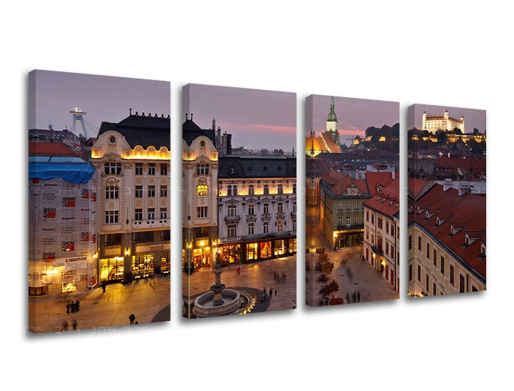 Klasický obraz na plátne s motívom SLOVENSKO, panoráma mesta, hrad, veža, architektúra v fialovo-ružových odtieňoch, pokojná atmosféra, viacdielné prevedenie – hlavný