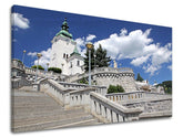 Pop art obraz na plátne s motívom SLOVENSKO, kostol, obloha, oblaky, architektúra v bielo-modrých odtieňoch, pokojná atmosféra, vhodný do kancelárie – hlavný