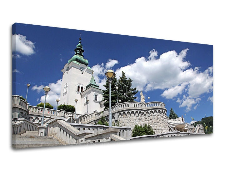 Klasický obraz s motívom PANORÁMA SLOVENSKO, kostol, obloha v bielo-modrých odtieňoch | Obraz na stenu PANORÁMA SLOVENSKO – náhľad