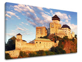 Moderný obraz na plátne s motívom SLOVENSKO, hrad, veža, obloha, oblaky v modro-béžových odtieňoch, pokojná atmosféra | Obraz na stenu SLOVENSKO – hlavný