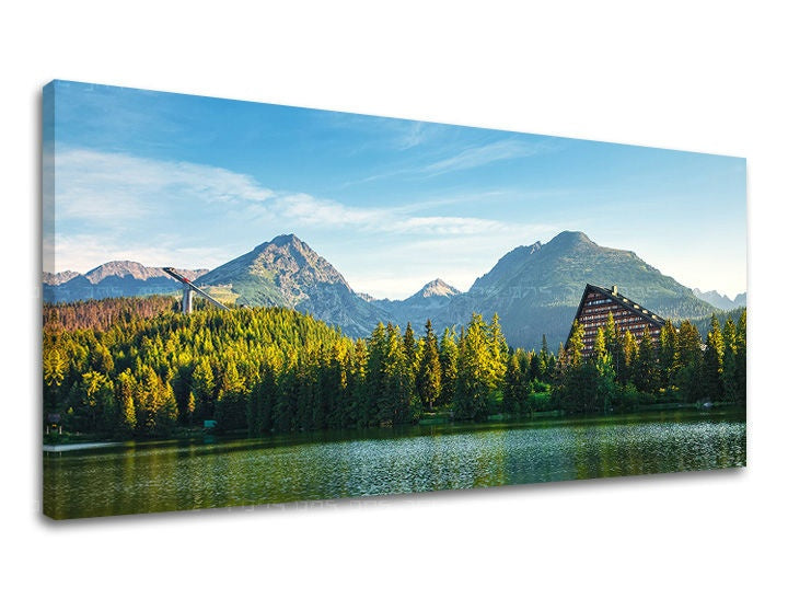 Obraz na plátne s motívom PANORÁMA SLOVENSKO, hory, jazero, les, architektúra v modro-zelených odtieňoch, pokojná atmosféra, vhodný do obývačky – hlavný