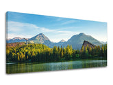 V boho štýle obraz na plátne s motívom PANORÁMA SLOVENSKO, hory, jazero, les, architektúra v modro-zelených odtieňoch, pokojná atmosféra, vhodný do obývačky – hlavný