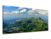 Klasický obraz na plátne s motívom PANORÁMA SLOVENSKO, hory, obloha, oblaky, krajina v bielo-modrých odtieňoch, pokojná atmosféra, vhodný do obývačky – hlavný