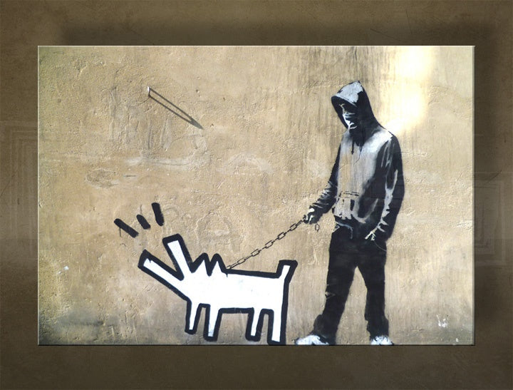 Pop art obraz s motívom Street ART – Banksy, pes, more a pláž v fialovo-modrých odtieňoch | Obraz na plátne Street ART – Banksy – náhľad