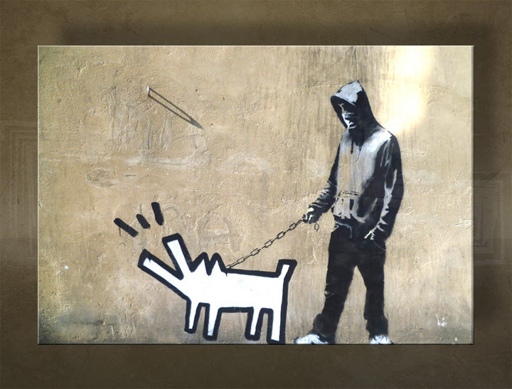 Pop art obraz na plátne s motívom Street ART – Banksy, pes, more a pláž v fialovo-modrých odtieňoch, viacdielné prevedenie, vhodný do obývačky – hlavný