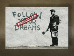 V boho štýle obraz na plátne s motívom Street ART – Banksy, graffiti, krajina, more a pláž v fialovo-modrých odtieňoch, viacdielné prevedenie – hlavný