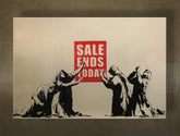 V boho štýle obraz na plátne s motívom Street ART – Banksy, more a pláž v fialovo-modrých odtieňoch, viacdielné prevedenie, vhodný do obývačky – hlavný