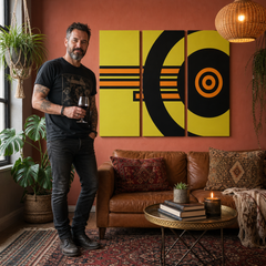 Ručne maľovaný POP Art obraz ABSTRAKT – obraz v modernom mužskom interiéri, lifestyle vizualizácia. Dominantné farby: žltá, čierna, oranžová.
