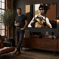 Ručne maľovaný POP Art obraz AL Bruce Lee – obraz v modernom mužskom interiéri, lifestyle vizualizácia. Dominantné farby: hnedá, béžová, čierna, zlatá, biela.