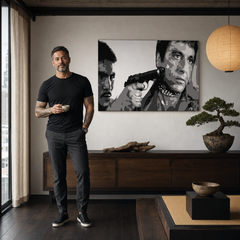 Ručne maľovaný POP Art obraz AL PACINO – obraz v modernom mužskom interiéri, lifestyle vizualizácia. Dominantné farby: čierna, biela, sivá.