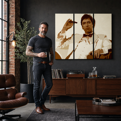 Ručne maľovaný POP Art obraz AL PACINO – obraz v modernom mužskom interiéri, lifestyle vizualizácia. Dominantné farby: hnedá, béžová, biela, čierna.