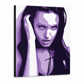 Ručne maľovaný POP Art obraz Angelina Jolie – 3D vizualizácia ručne maľovaného plátna na bielom pozadí. Dominantné farby: fialová, čierna, biela.