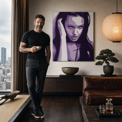 Ručne maľovaný POP Art obraz Angelina Jolie – obraz v modernom mužskom interiéri, lifestyle vizualizácia. Dominantné farby: fialová, čierna, biela.