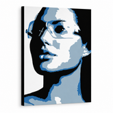 Ručne ma��ovaný POP Art obraz Angelina Jolie – 3D vizualizácia ručne maľovaného plátna na bielom pozadí. Dominantné farby: modrá, sivá, čierna.