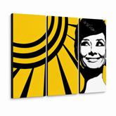 Ručne maľovaný POP Art obraz Audrey HEPBHURN – 3D vizualizácia ručne maľovaného plátna na bielom pozadí. Dominantné farby: žltá, čierna, biela.