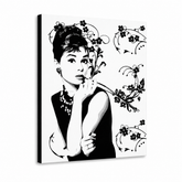 Ručne maľovaný POP Art obraz Audrey Hepburn – 3D vizualizácia ručne maľovaného plátna na bielom pozadí. Dominantné farby: čierna, biela, šedá.