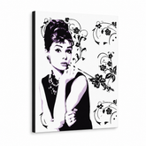 Ručne maľovaný POP Art obraz Audrey Hepburn – 3D vizualizácia ručne maľovaného plátna na bielom pozadí. Dominantné farby: čierna, biela, fialová.