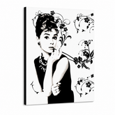 Ručne maľovaný POP Art obraz Audrey Hepburn – 3D vizualizácia ručne maľovaného plátna na bielom pozadí. Dominantné farby: čierna, šedá, ružová.