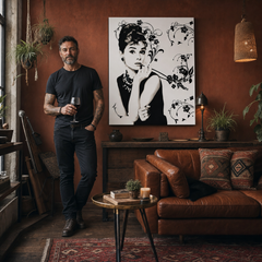 Ručne maľovaný POP Art obraz Audrey Hepburn – obraz v modernom mužskom interiéri, lifestyle vizualizácia. Dominantné farby: čierna, šedá, ružová.