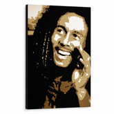 Ručne maľovaný POP Art obraz Bob Marley – 3D vizualizácia ručne maľovaného plátna na bielom pozadí. Dominantné farby: čierna, hnedá, biela, zlatá.