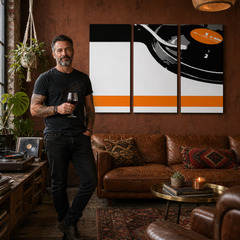 Ručne maľovaný POP Art obraz DJ – obraz v modernom mužskom interiéri, lifestyle vizualizácia. Dominantné farby: čierna, oranžová, biela.
