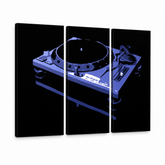 Ručne maľovaný POP Art obraz DJ – 3D vizualizácia ručne maľovaného plátna na bielom pozadí. Dominantné farby: čierna, modrá, biela.