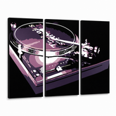 Ručne maľovaný POP Art obraz DJ – 3D vizualizácia ručne maľovaného plátna na bielom pozadí. Dominantné farby: čierna, fialová, biela.