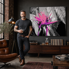 Ručne maľovaný POP Art obraz Flower – obraz v modernom mužskom interiéri, lifestyle vizualizácia. Dominantné farby: čierna, ružová, fialová.