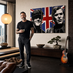 Ručne maľovaný POP Art obraz Italian Job – obraz v modernom mužskom interiéri, lifestyle vizualizácia. Dominantné farby: čierna, biela, modrá, červená, hnedá.