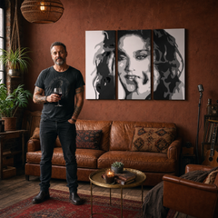 Ručne maľovaný POP Art obraz MADONNA – obraz v modernom mužskom interiéri, lifestyle vizualizácia. Dominantné farby: čierna, biela, sivá.