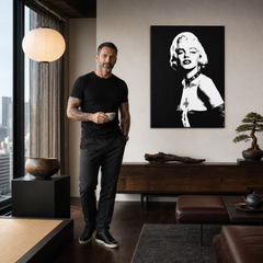 Ručne maľovaný POP Art obraz Marilyn Monroe – obraz v modernom mužskom interiéri, lifestyle vizualizácia. Dominantné farby: čierna, biela, šedá.