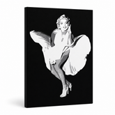 Ručne maľovaný POP Art obraz Marilyn Monroe – 3D vizualizácia ručne maľovaného plátna na bielom pozadí. Dominantné farby: čierna, biela, sivá.