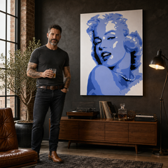 Ručne maľovaný POP Art obraz Marilyn Monroe – obraz v modernom mužskom interiéri, lifestyle vizualizácia. Dominantné farby: modrá, biela, čierna.