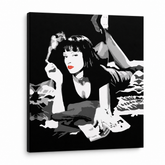 Ručne maľovaný POP Art obraz Pulp Fiction – 3D vizualizácia ručne maľovaného plátna na bielom pozadí. Dominantné farby: čierna, biela, červená.